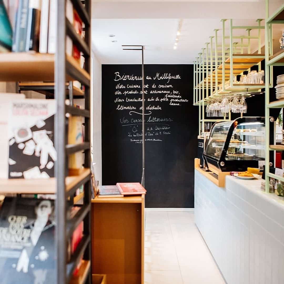 cafés-librairies étagère livres comptoir pâtisseries ardoise avec menu