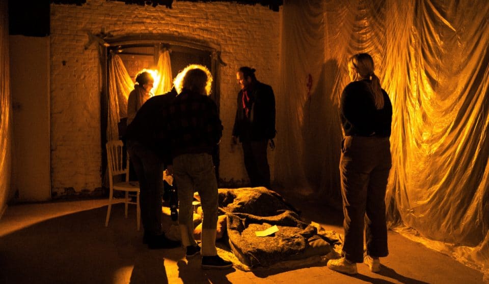 On a testé Murder Mystery, le jeu d’enquête grandeur nature dans les souterrains de Bruxelles !