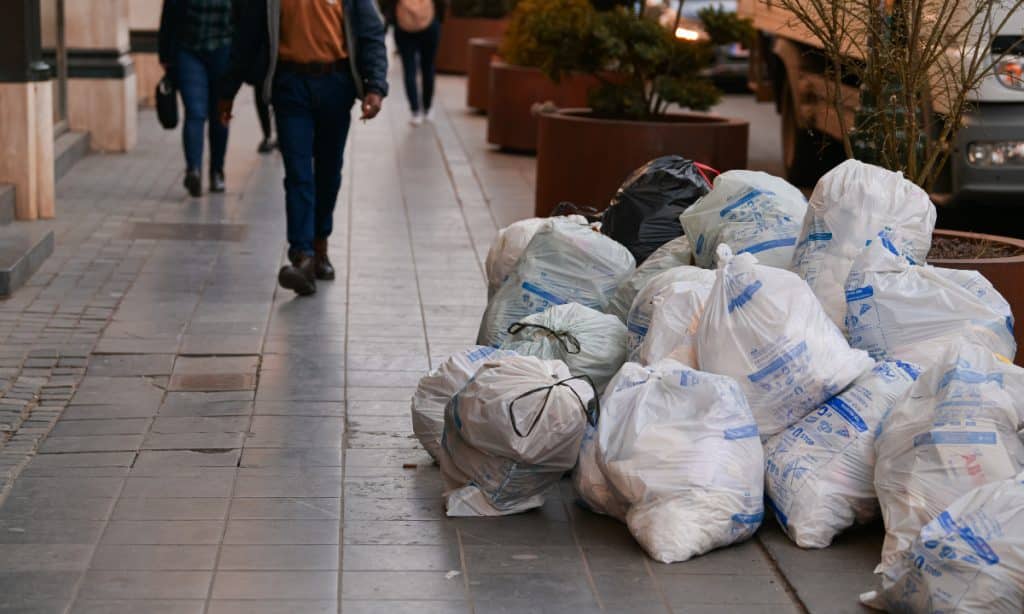 Les sacs poubelle orange et bleu deviendront obligatoires à Bruxelles en mai 2023