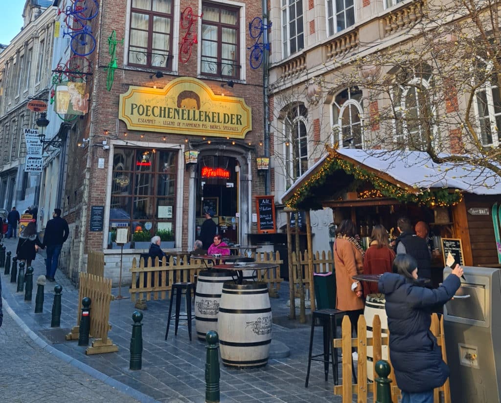 Un chalet d’hiver éphémère avec vin chaud à gogo s’installe au coeur de Bruxelles