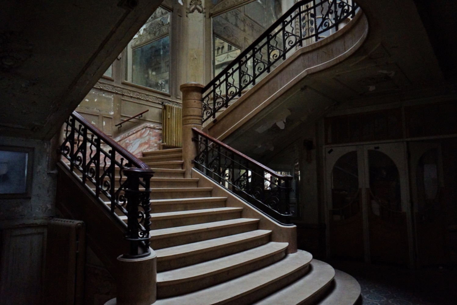aegidium bruxelles cinéma théâtre salle de fêtes abandonnée escalier marbre italien