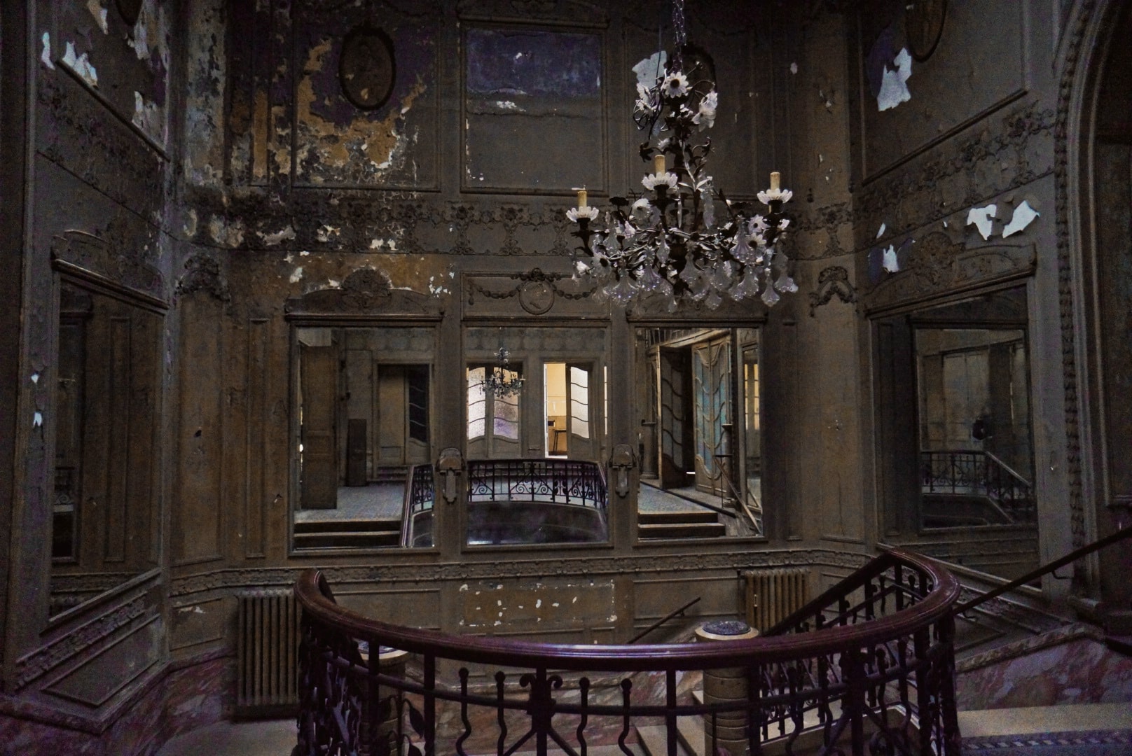 aegidium theatre abandonné lustre salle renaissance italienne architecture bruxelles