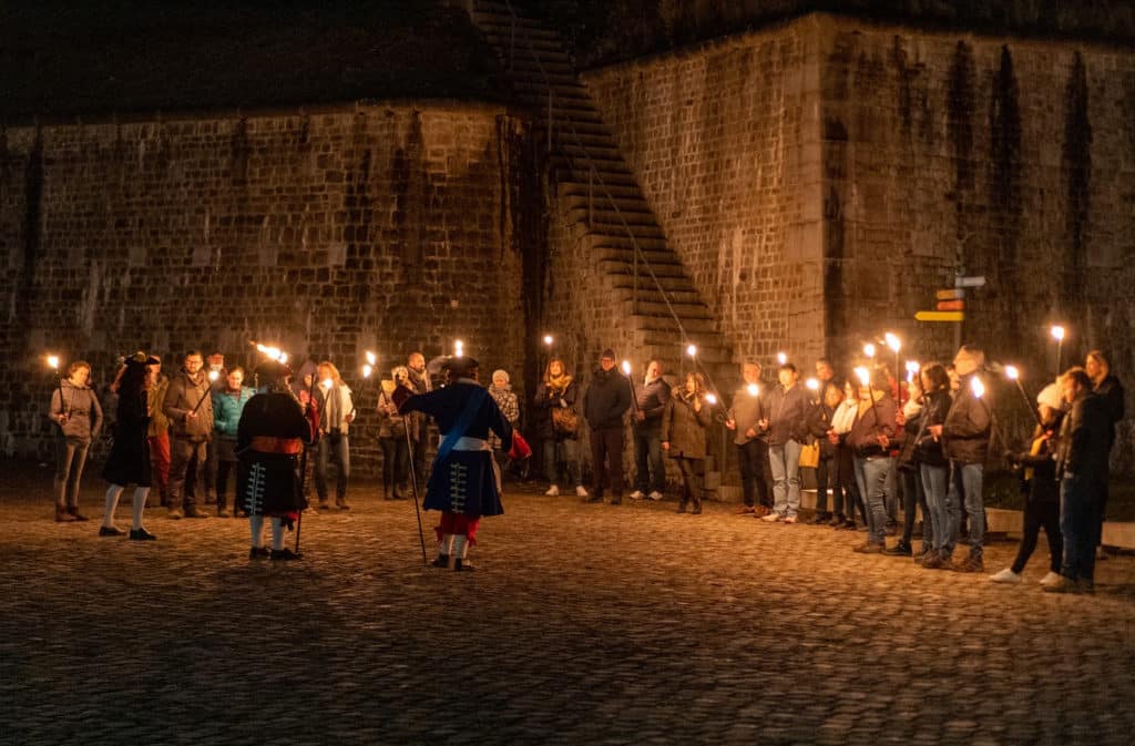 balades aux flambeaux public murs citadelle Namur