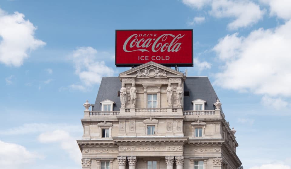 L’enseigne Coca-Cola va encore perdurer sur la place De Brouckère à Bruxelles