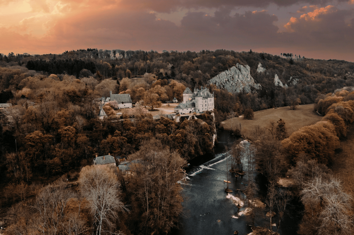 château de walzin au coucher du soleil avec vue sur la rivière
