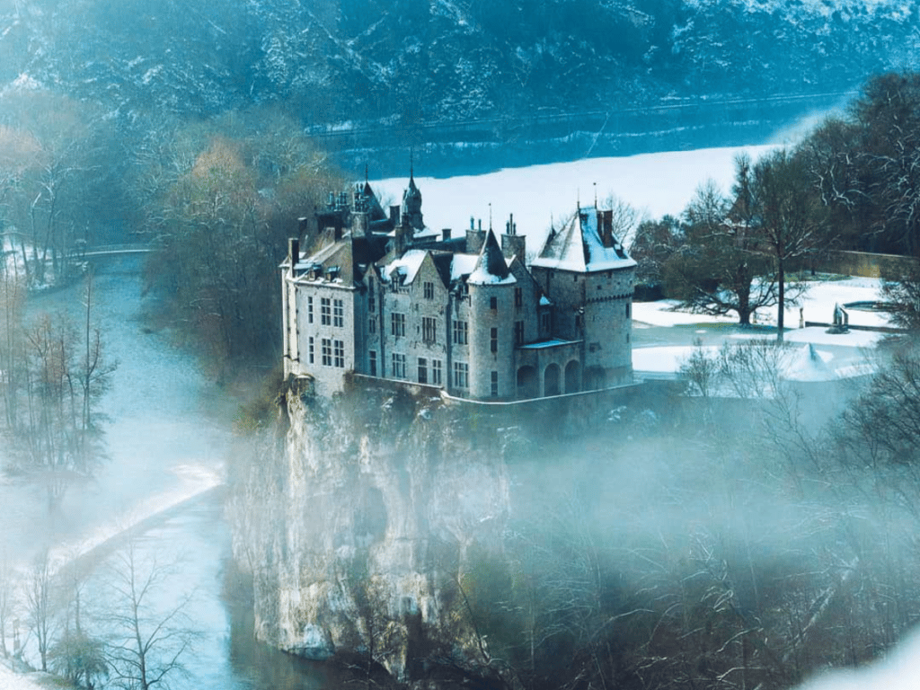 château de walzin sous la neige