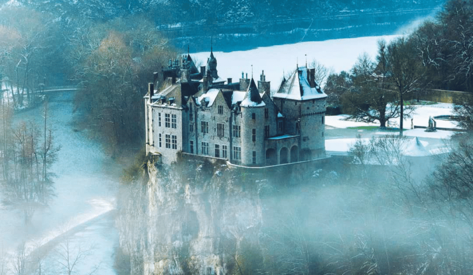 Cet incroyable château à flanc de rocher est surnommé le Neuschwanstein belge