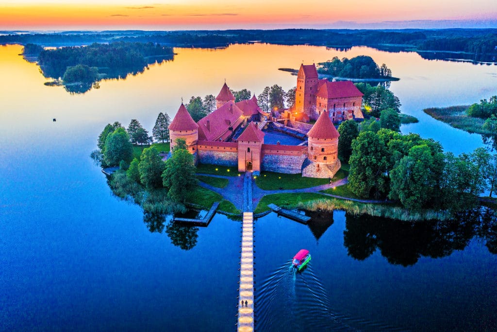 vols bruxelles lituanie chateau de trakai sur un lac coucher de soleil
