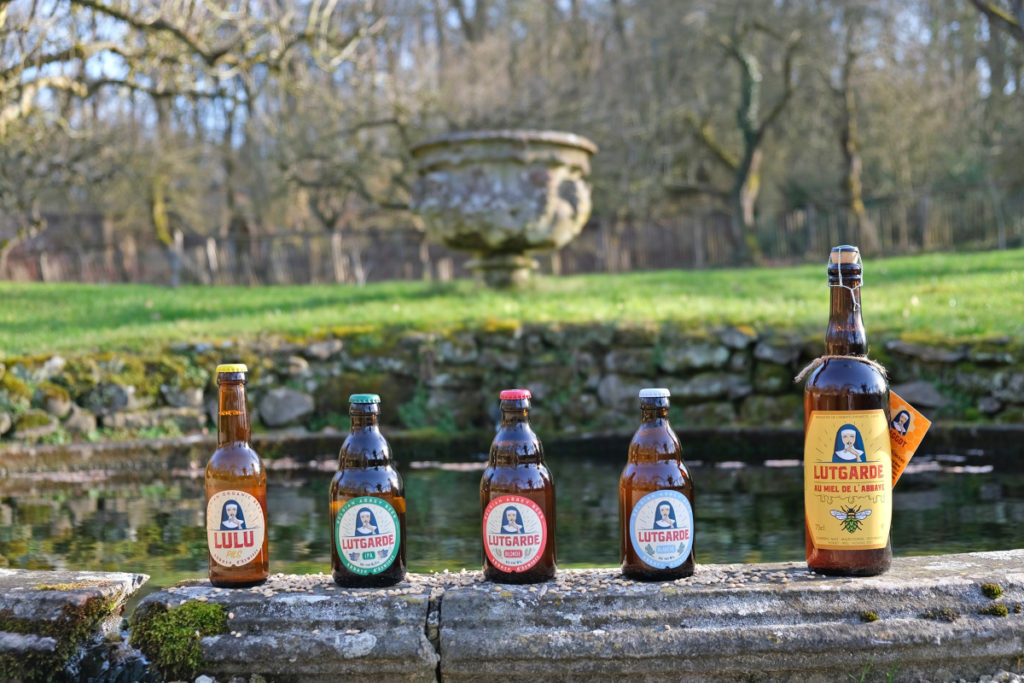 chasse aux bières bières de la marque Lutgarde posées dans un jardin