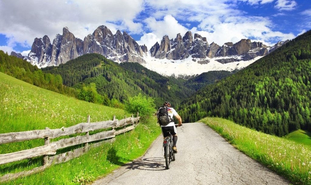 Eurovelo un homme en train de faire du vélo devant une montagne