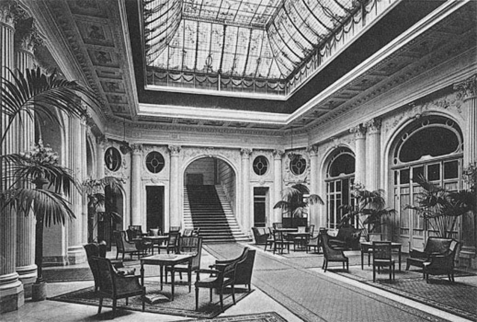 hôtel astoria au vingtième siècle, photo en noir et blanc du salon
