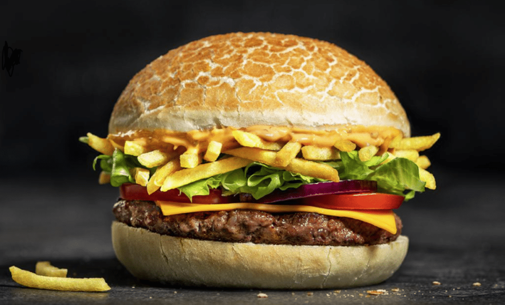 Fritraillette sandwich burger marque Quick pain frites tomate salade steak de viande