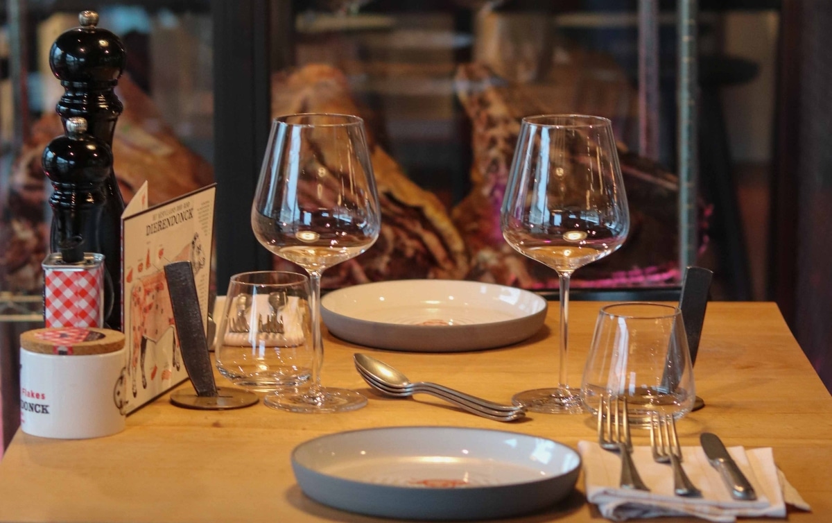 restaurant carcasse table avec verres