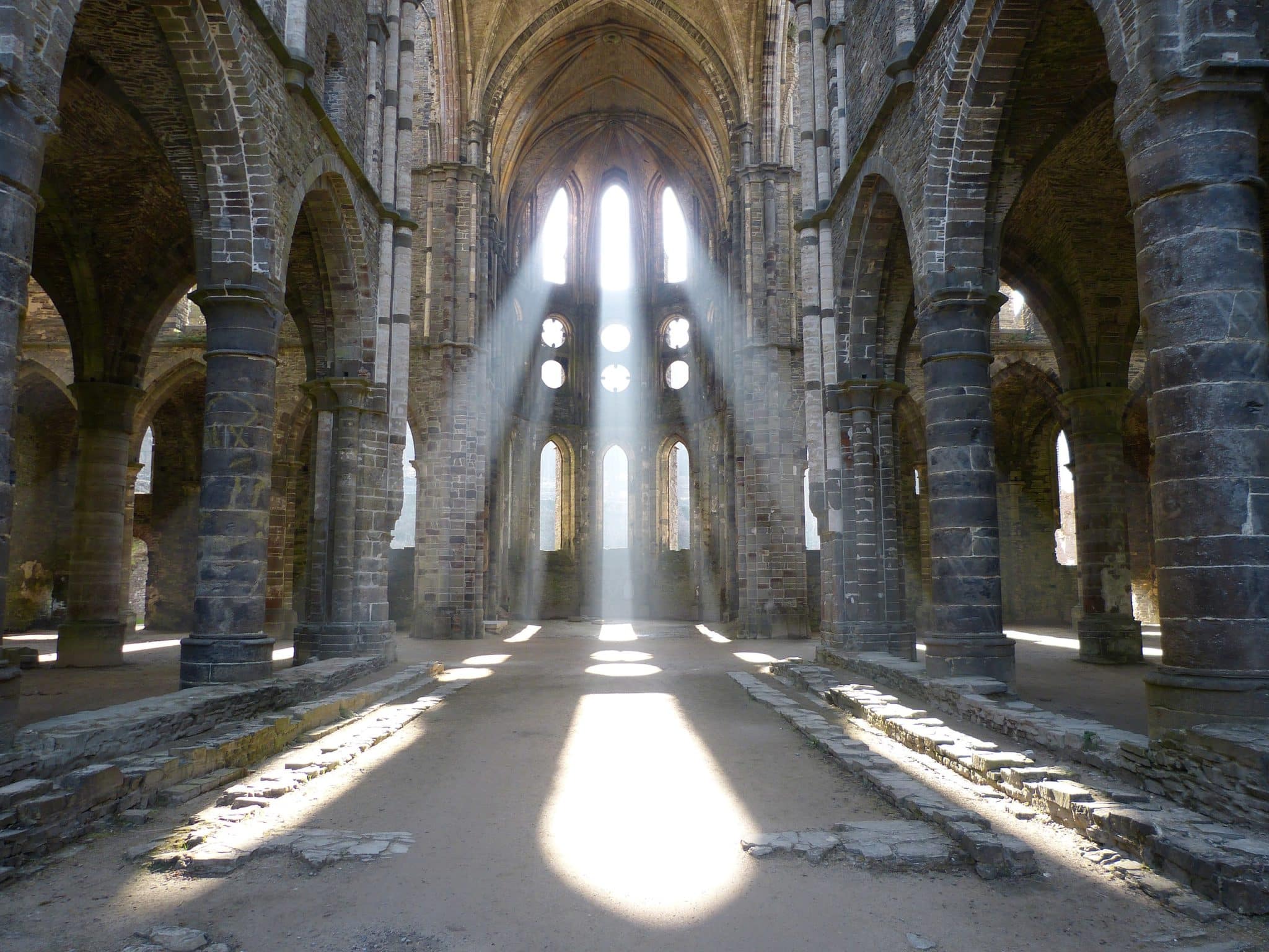 abbaye de villers intérieur ruines lumière