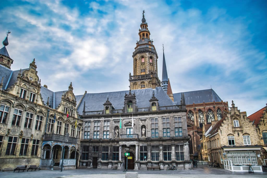 petites villes de belgique Furnes beffroi hôtel de ville